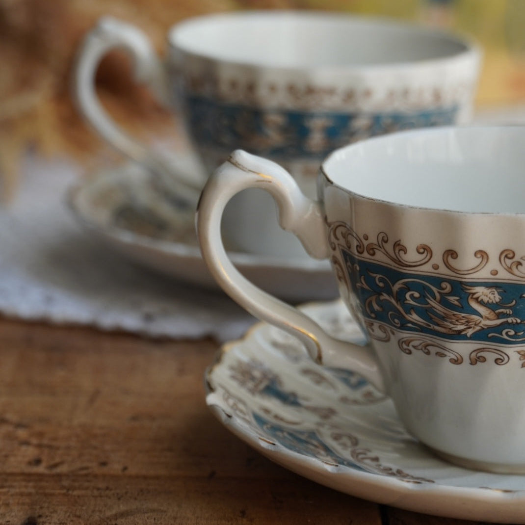 Tête-à-tête de tasses "Blue" en faïence anglaise torsadée avec couronne bleutée Myott modèle Rialto Blue
