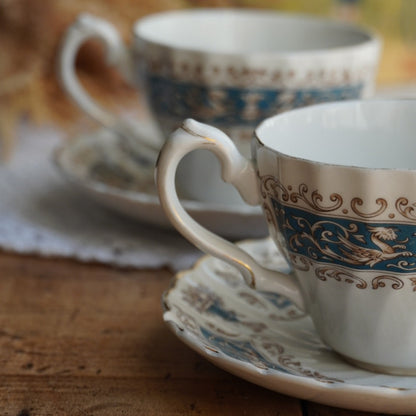 Tête-à-tête de tasses "Blue" en faïence anglaise torsadée avec couronne bleutée Myott modèle Rialto Blue