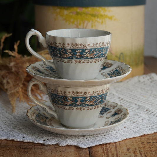 Tête-à-tête de tasses "Blue" en faïence anglaise torsadée avec couronne bleutée Myott modèle Rialto Blue