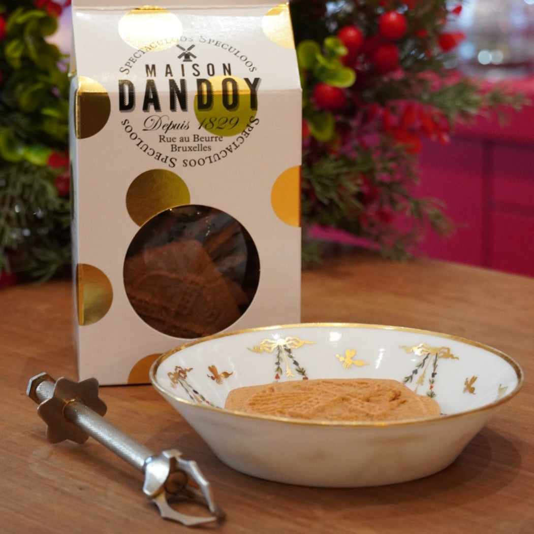 Case n°15 | Coupelle / repose sachet en porcelaine & pince à sucre trident en métal argenté sculpté & boîte de spéculoos Maison Dandoy