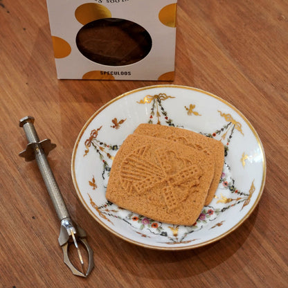 Case n°15 | Coupelle / repose sachet en porcelaine & pince à sucre trident en métal argenté sculpté & boîte de spéculoos Maison Dandoy