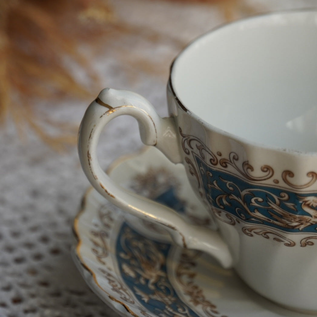 Tête-à-tête de tasses "Blue" en faïence anglaise torsadée avec couronne bleutée Myott modèle Rialto Blue