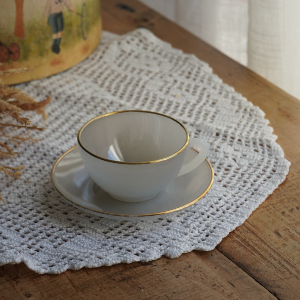 Tasse "Rainbow" Arlequin en verre opalin bleu/violet clair pastel et doré Arcopal