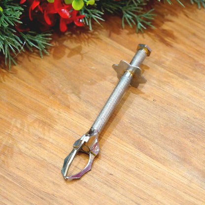 Case n°15 | Coupelle / repose sachet en porcelaine & pince à sucre trident en métal argenté sculpté & boîte de spéculoos Maison Dandoy