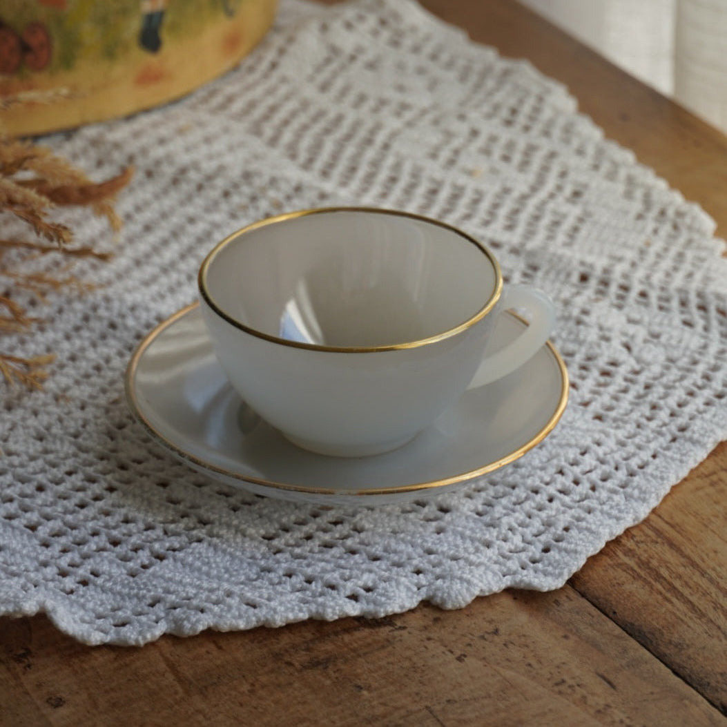 Tasse "Rainbow" Arlequin en verre opalin bleu/violet clair pastel et doré Arcopal