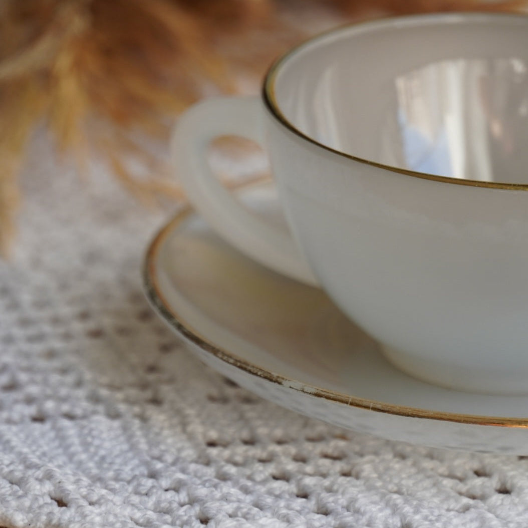 Tasse "Rainbow" Arlequin en verre opalin bleu/violet clair pastel et doré Arcopal