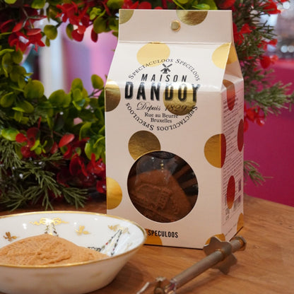 Case n°15 | Coupelle / repose sachet en porcelaine & pince à sucre trident en métal argenté sculpté & boîte de spéculoos Maison Dandoy