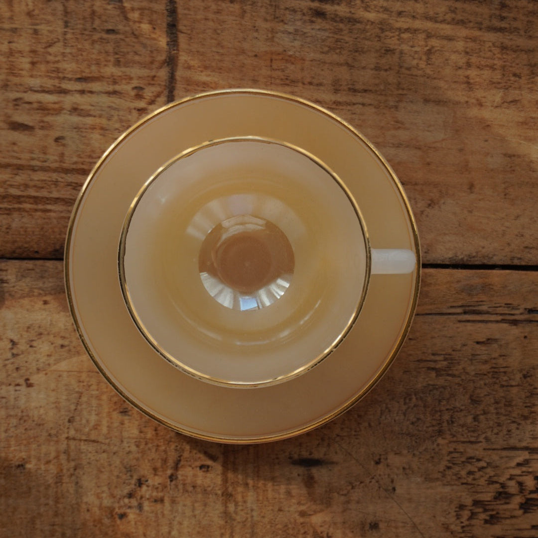 Tasse "Rainbow" Arlequin en verre opalin orange clair pastel et doré Arcopal