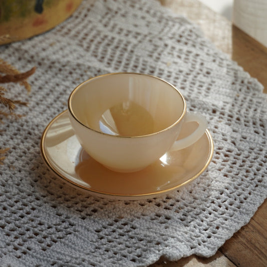 Tasse "Rainbow" Arlequin en verre opalin orange clair pastel et doré Arcopal
