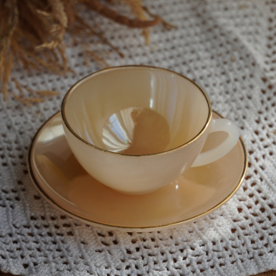 Tasse "Rainbow" Arlequin en verre opalin orange clair pastel et doré Arcopal