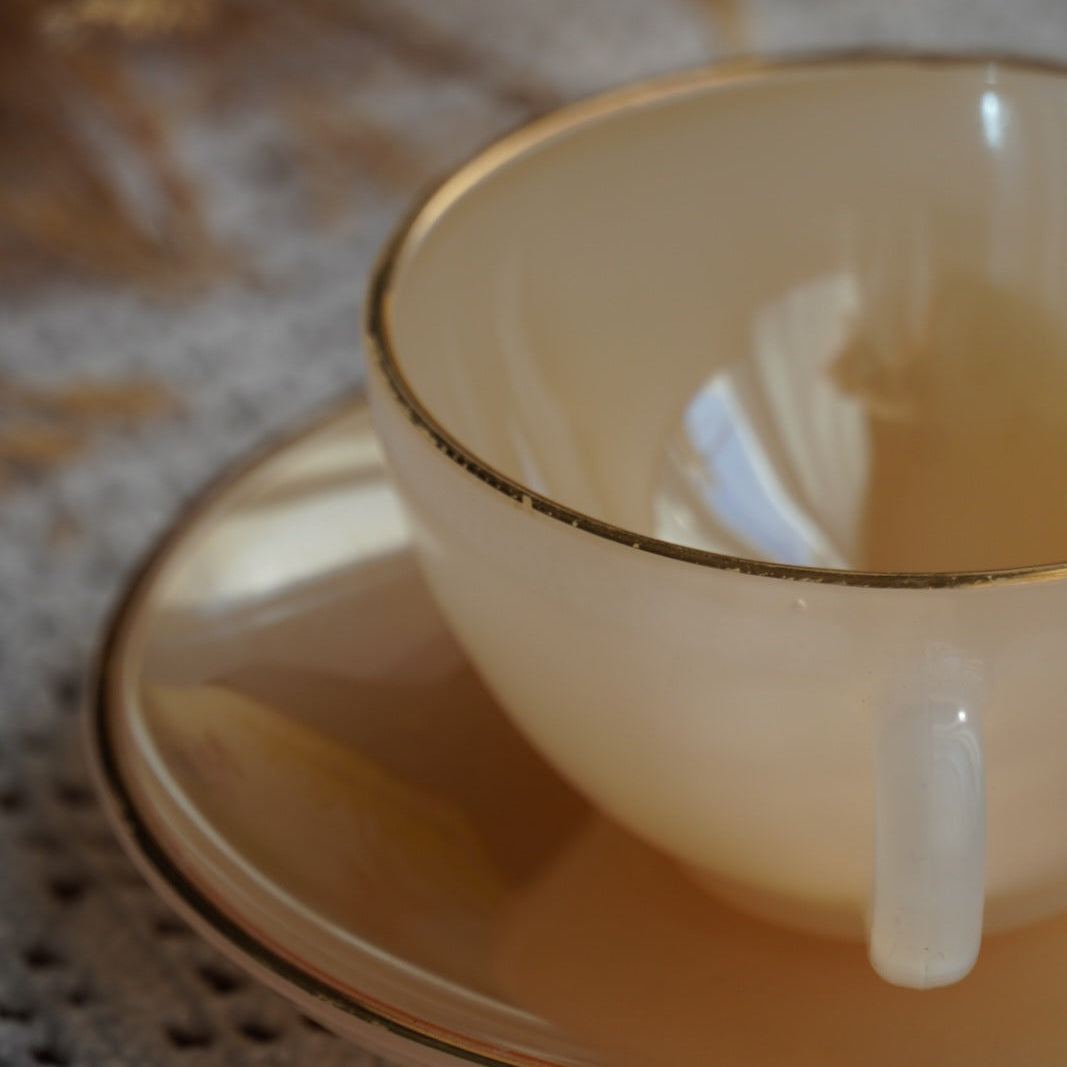 Tasse "Rainbow" Arlequin en verre opalin orange clair pastel et doré Arcopal