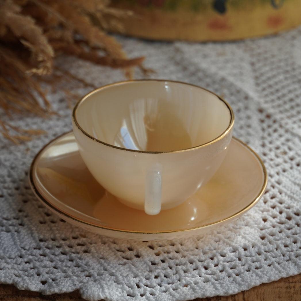 Tasse "Rainbow" Arlequin en verre opalin orange clair pastel et doré Arcopal