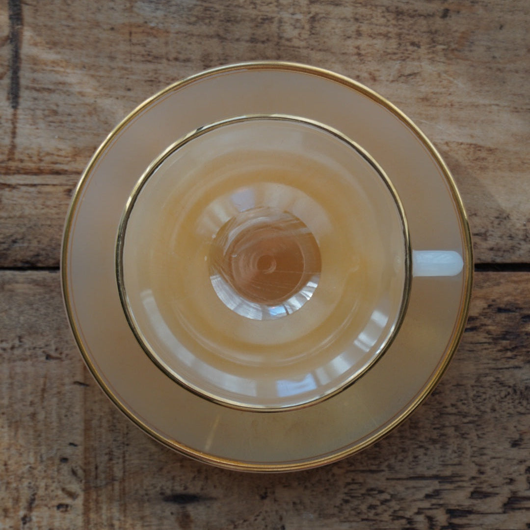 Tasse "Rainbow" Arlequin en verre opalin orange clair pastel et doré Arcopal