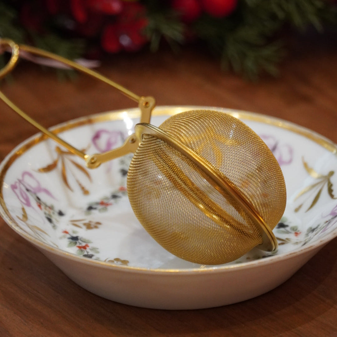 Case n°2 | Coupelle / repose sachet en porcelaine & pince à thé boule dorée