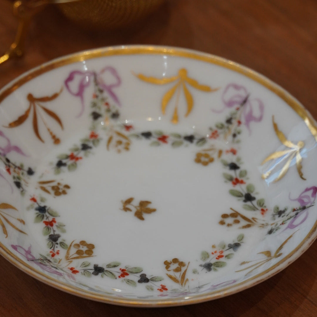 Case n°2 | Coupelle / repose sachet en porcelaine & pince à thé boule dorée