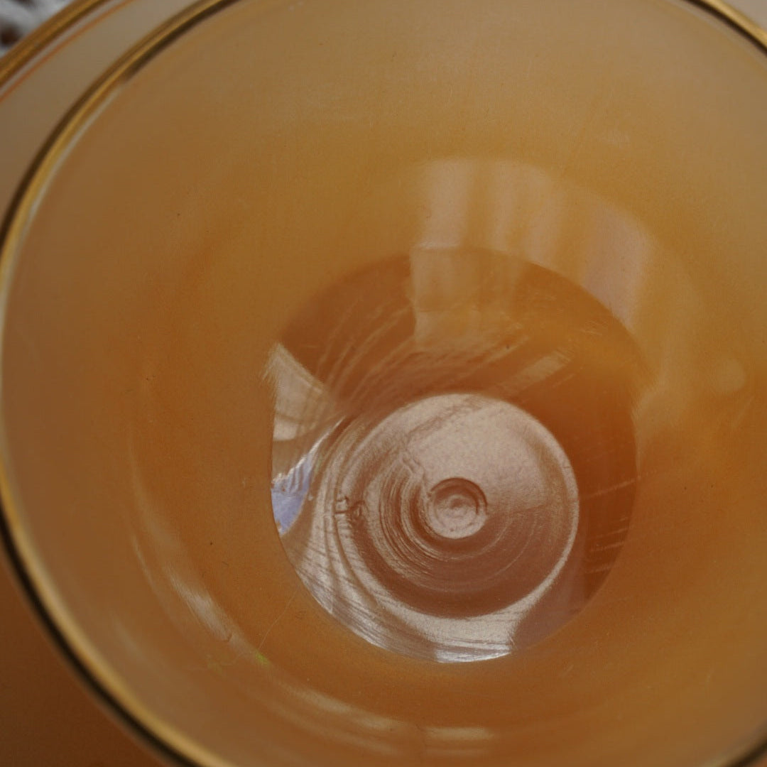 Tasse "Rainbow" Arlequin en verre opalin orange pastel et doré Arcopal