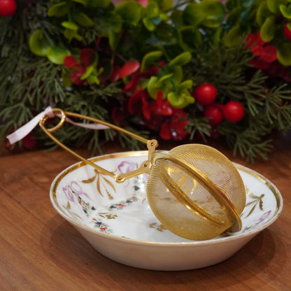 Case n°2 | Coupelle / repose sachet en porcelaine & pince à thé boule dorée