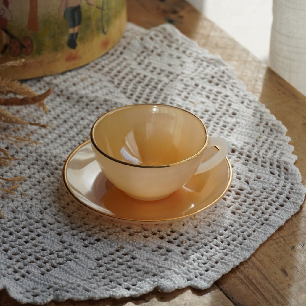 Tasse "Rainbow" Arlequin en verre opalin orange pastel et doré Arcopal