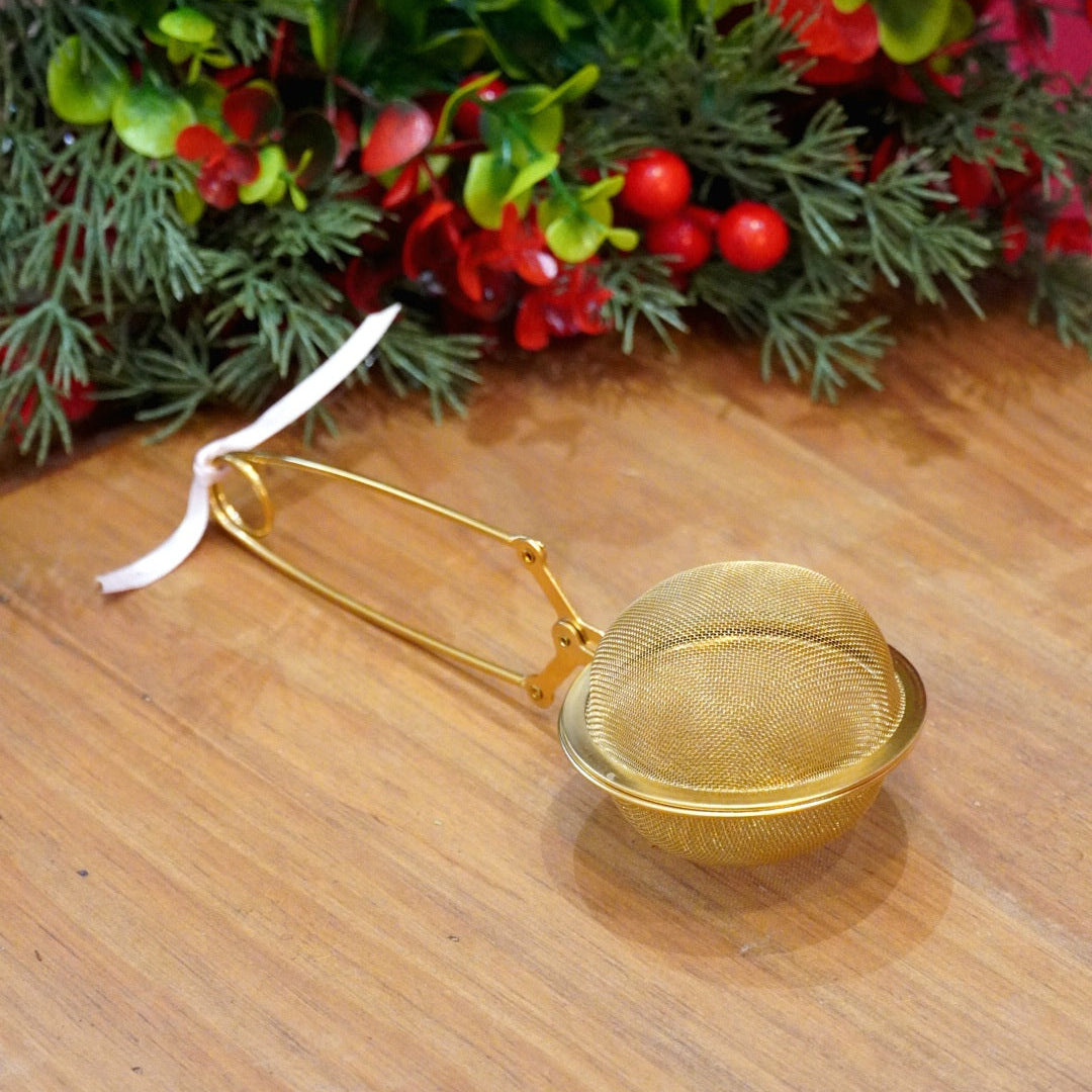 Case n°2 | Coupelle / repose sachet en porcelaine & pince à thé boule dorée