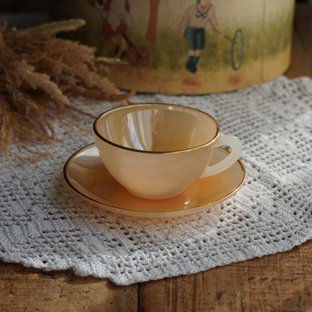 Tasse "Rainbow" Arlequin en verre opalin orange pastel et doré Arcopal