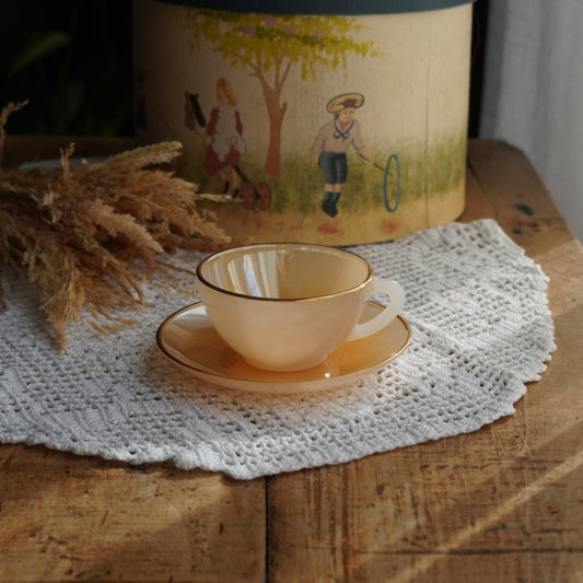 Tasse "Rainbow" Arlequin en verre opalin orange pastel et doré Arcopal