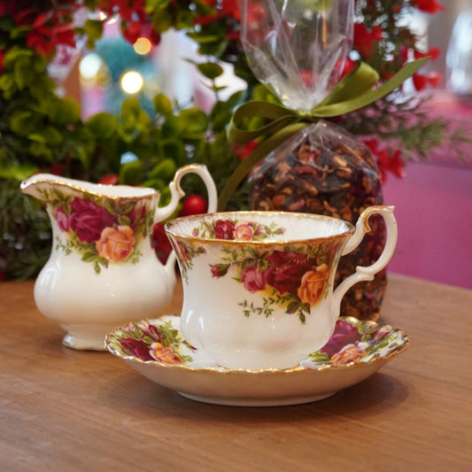 Case n°11 | Tasse et pot à lait "Old country roses" Royal Albert & sachet d'eau de fruit "feu de cheminée" 100g Betjeman & Barton