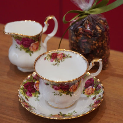 Case n°11 | Tasse et pot à lait "Old country roses" Royal Albert & sachet d'eau de fruit "feu de cheminée" 100g Betjeman & Barton