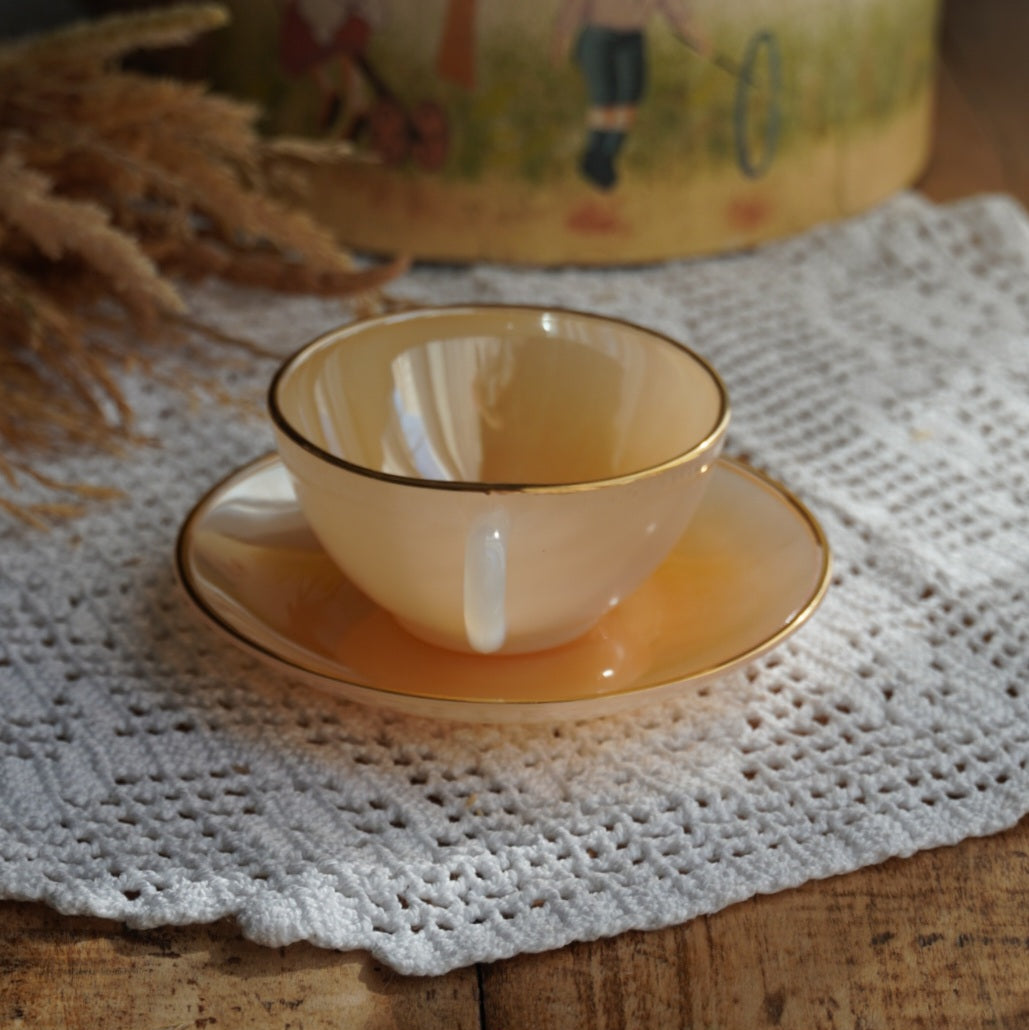 Tasse "Rainbow" Arlequin en verre opalin orange pastel et doré Arcopal