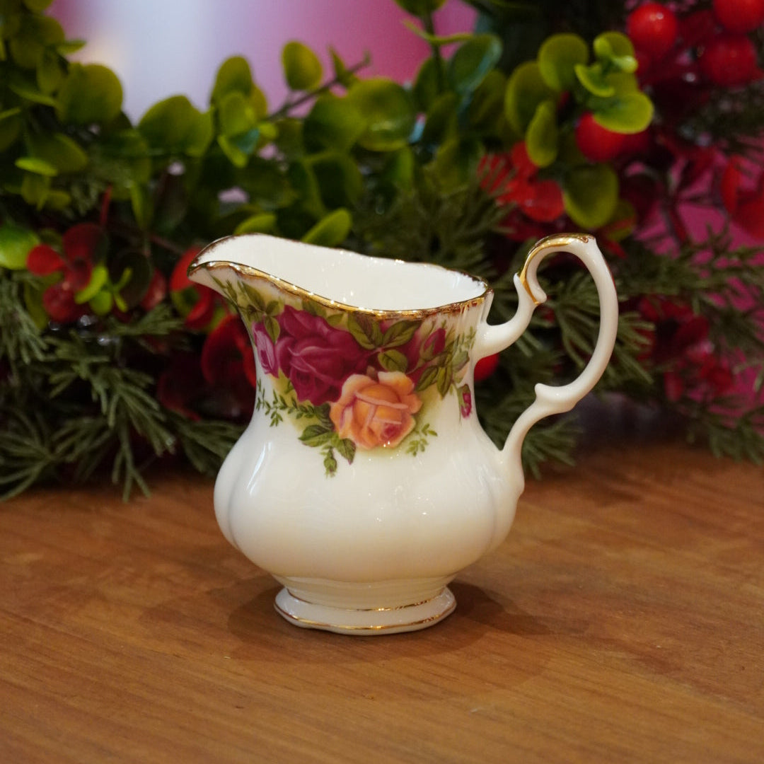 Case n°11 | Tasse et pot à lait "Old country roses" Royal Albert & sachet d'eau de fruit "feu de cheminée" 100g Betjeman & Barton