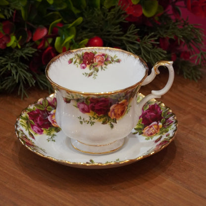 Case n°11 | Tasse et pot à lait "Old country roses" Royal Albert & sachet d'eau de fruit "feu de cheminée" 100g Betjeman & Barton