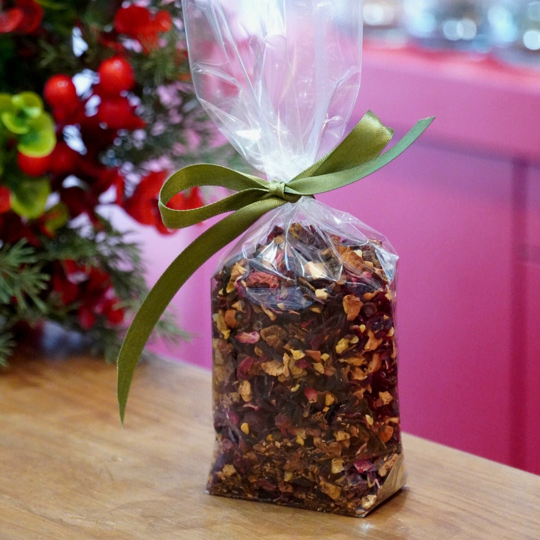 Case n°11 | Tasse et pot à lait "Old country roses" Royal Albert & sachet d'eau de fruit "feu de cheminée" 100g Betjeman & Barton