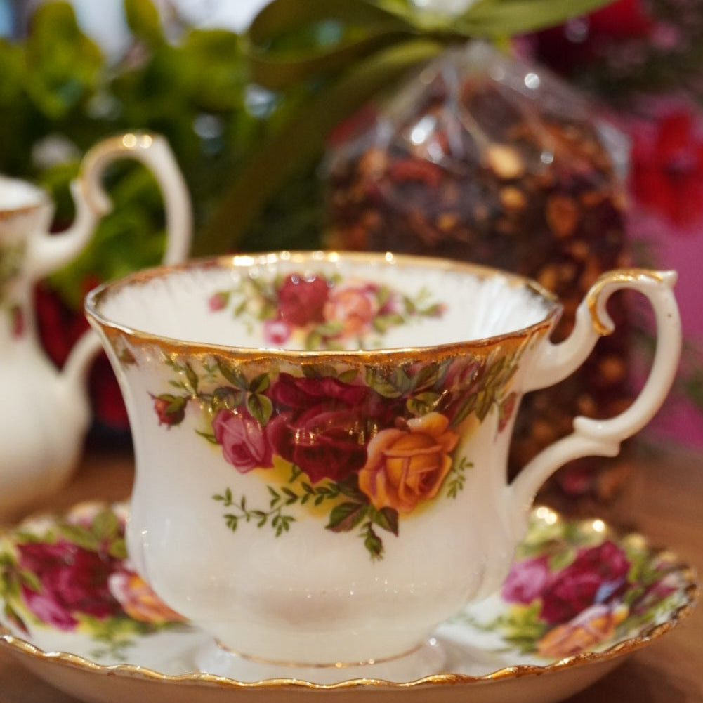 Case n°11 | Tasse et pot à lait "Old country roses" Royal Albert & sachet d'eau de fruit "feu de cheminée" 100g Betjeman & Barton