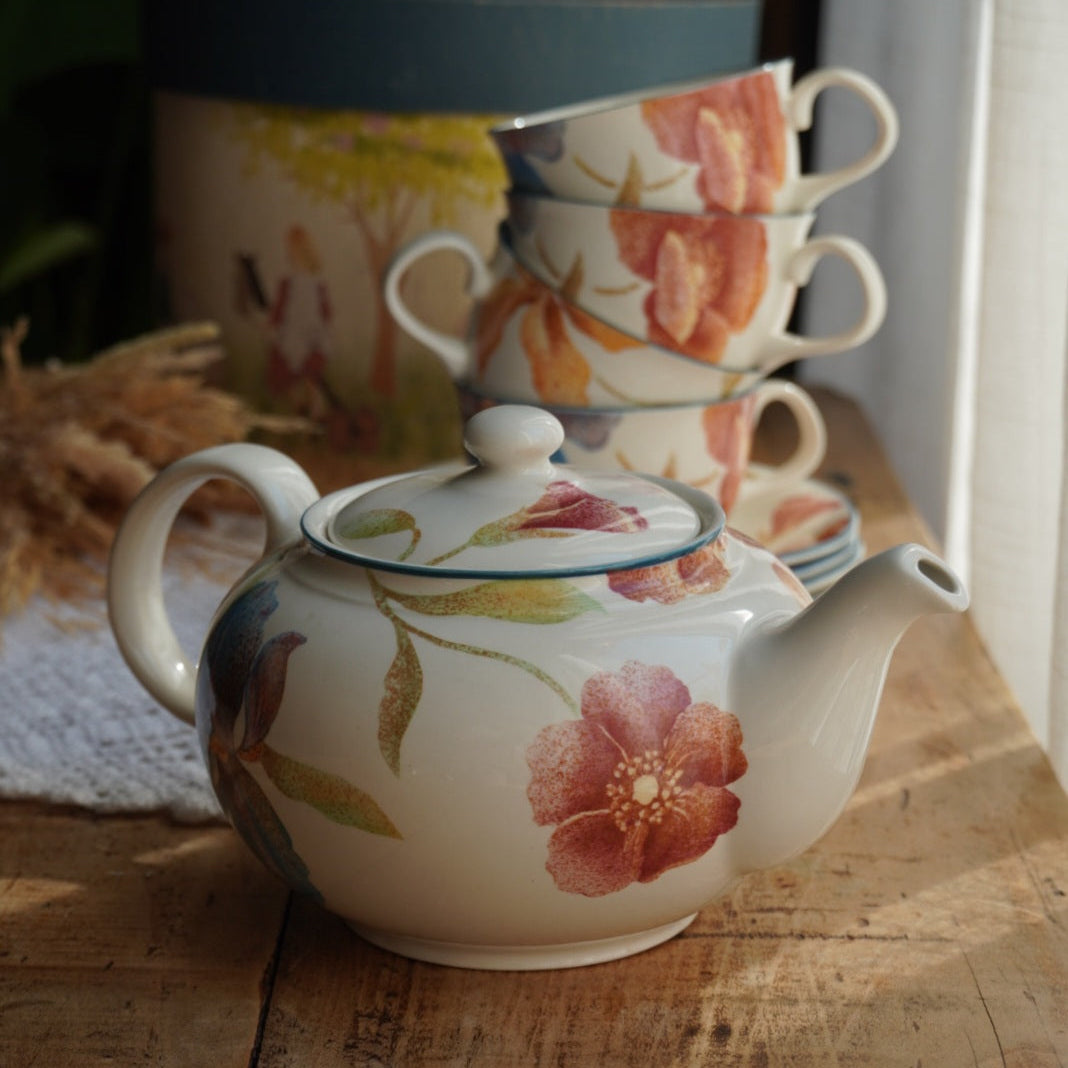 Service à thé "Phoebe" en porcelaine anglaise aux fleurs orangées et aux bordures bleutées Barratt's