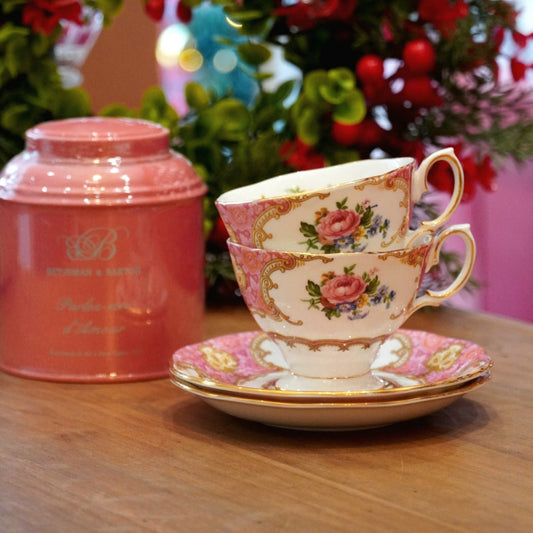 Case n°5 | Tête à tête de tasses en porcelaine anglaise "Lady Carlyle" Royal Albert & boîte de thé vert "Parlez moi d'amour" 125g Betjeman & Barton