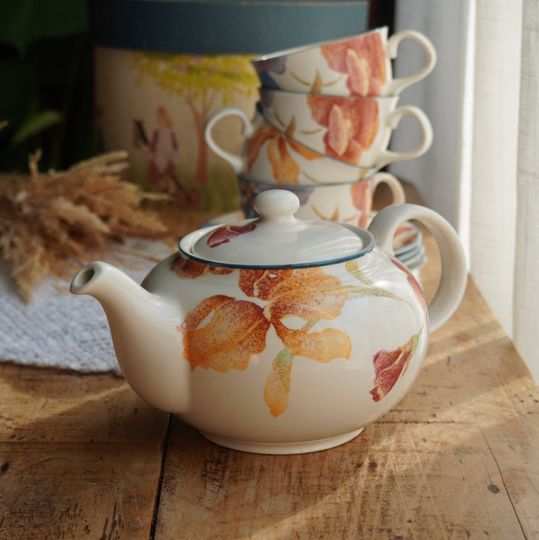 Service à thé "Phoebe" en porcelaine anglaise aux fleurs orangées et aux bordures bleutées Barratt's