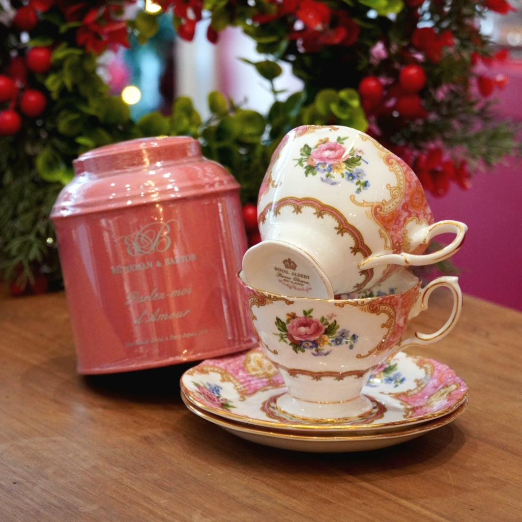 Case n°5 | Tête à tête de tasses en porcelaine anglaise "Lady Carlyle" Royal Albert & boîte de thé vert "Parlez moi d'amour" 125g Betjeman & Barton