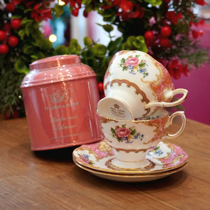 Case n°5 | Tête à tête de tasses en porcelaine anglaise "Lady Carlyle" Royal Albert & boîte de thé vert "Parlez moi d'amour" 125g Betjeman & Barton