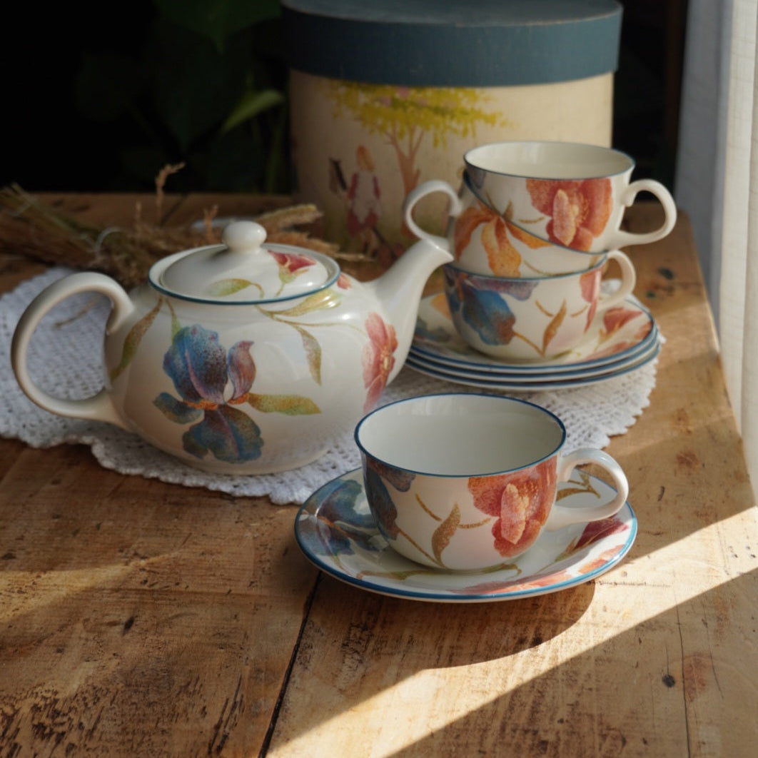 Service à thé "Phoebe" en porcelaine anglaise aux fleurs orangées et aux bordures bleutées Barratt's