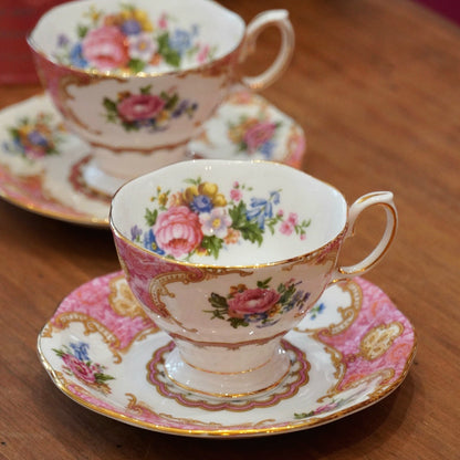 Case n°5 | Tête à tête de tasses en porcelaine anglaise "Lady Carlyle" Royal Albert & boîte de thé vert "Parlez moi d'amour" 125g Betjeman & Barton