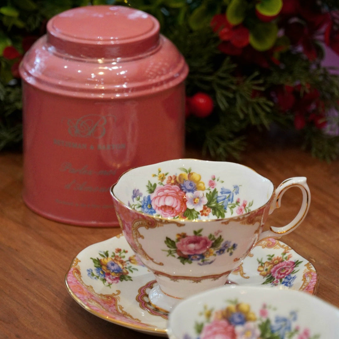 Case n°5 | Tête à tête de tasses en porcelaine anglaise "Lady Carlyle" Royal Albert & boîte de thé vert "Parlez moi d'amour" 125g Betjeman & Barton