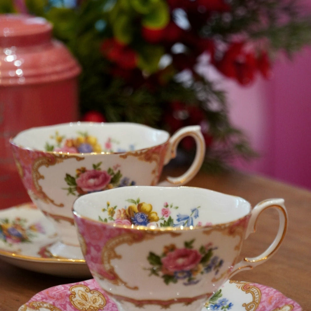 Case n°5 | Tête à tête de tasses en porcelaine anglaise "Lady Carlyle" Royal Albert & boîte de thé vert "Parlez moi d'amour" 125g Betjeman & Barton