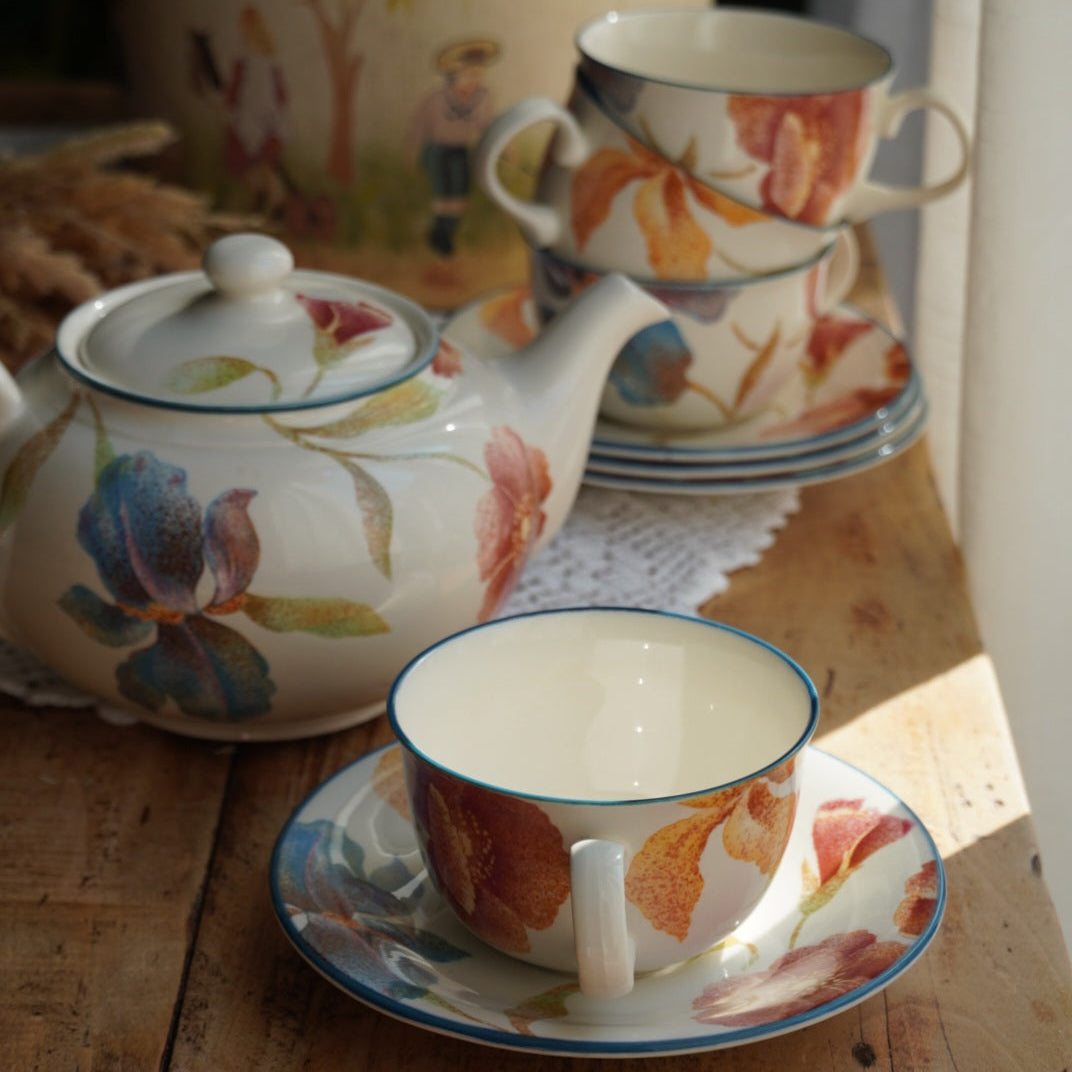 Service à thé "Phoebe" en porcelaine anglaise aux fleurs orangées et aux bordures bleutées Barratt's