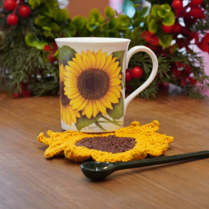 Case n°4 | Mug "tournesol" en porcelaine anglaise Royal Burlington & sous-tasse tournesol en crochet & cuillère en céramique verte Greengate