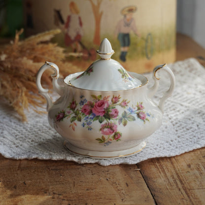Sucrier "Rosie" en porcelaine anglaise fleurie et dorée Royal Albert modèle Moss Rose