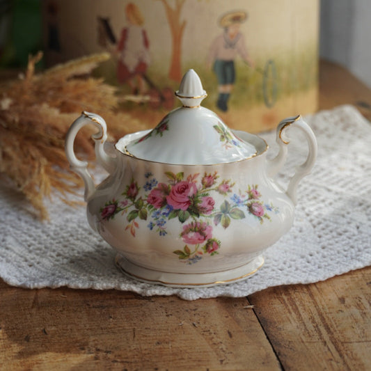 Sucrier "Rosie" en porcelaine anglaise fleurie et dorée Royal Albert modèle Moss Rose
