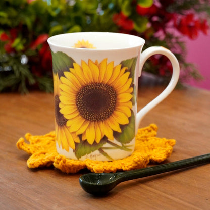 Case n°4 | Mug "tournesol" en porcelaine anglaise Royal Burlington & sous-tasse tournesol en crochet & cuillère en céramique verte Greengate