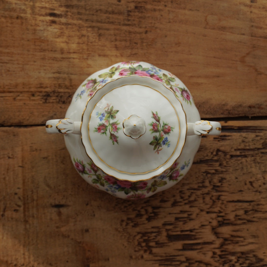 Sucrier "Rosie" en porcelaine anglaise fleurie et dorée Royal Albert modèle Moss Rose