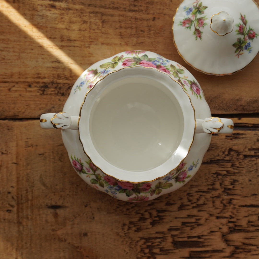 Sucrier "Rosie" en porcelaine anglaise fleurie et dorée Royal Albert modèle Moss Rose