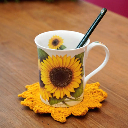 Case n°4 | Mug "tournesol" en porcelaine anglaise Royal Burlington & sous-tasse tournesol en crochet & cuillère en céramique verte Greengate