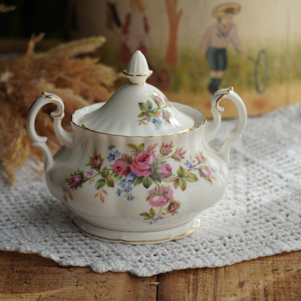 Sucrier "Rosie" en porcelaine anglaise fleurie et dorée Royal Albert modèle Moss Rose